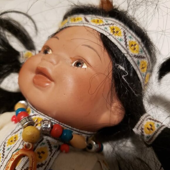 Golden Keepsakes Porcelain Doll Native American (limited edition 1057/2500) - Picture 6 of 9